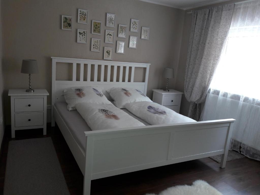 キッツィンゲンにあるFerienwohnung Philippsの白いベッド(枕付)が備わるベッドルームです。