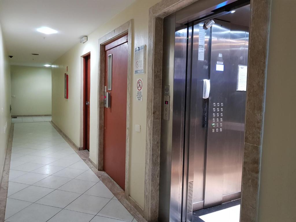  Amplo Apartamento com Piscina e Garagem