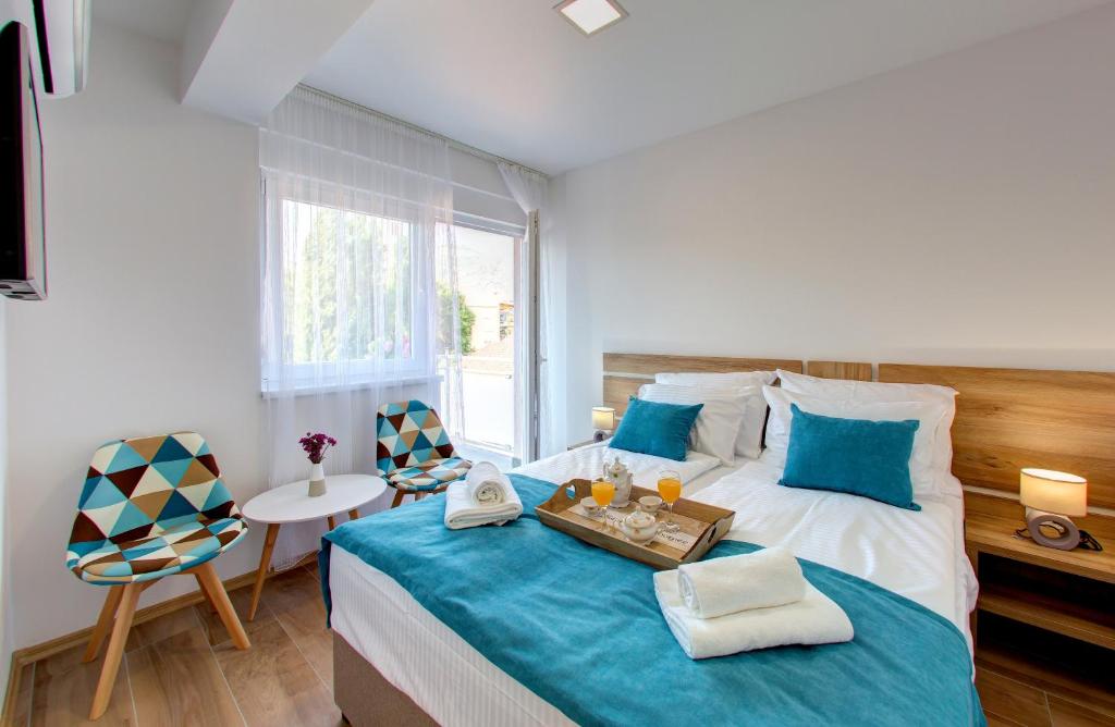 Un dormitorio con una cama con una bandeja de comida. en Villa Floris en Mostar