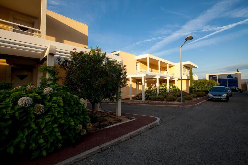 a car parked in a parking lot next to a building at Résidence les Tourelles in Sainte-Maxime