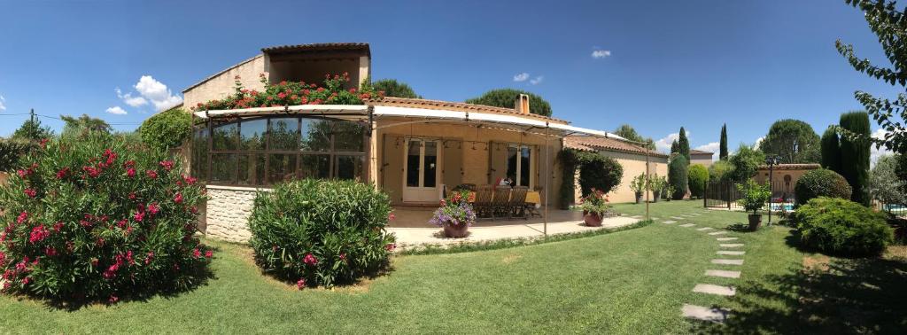 uma casa com um jardim em frente em Gite l'Annexe em Villelaure