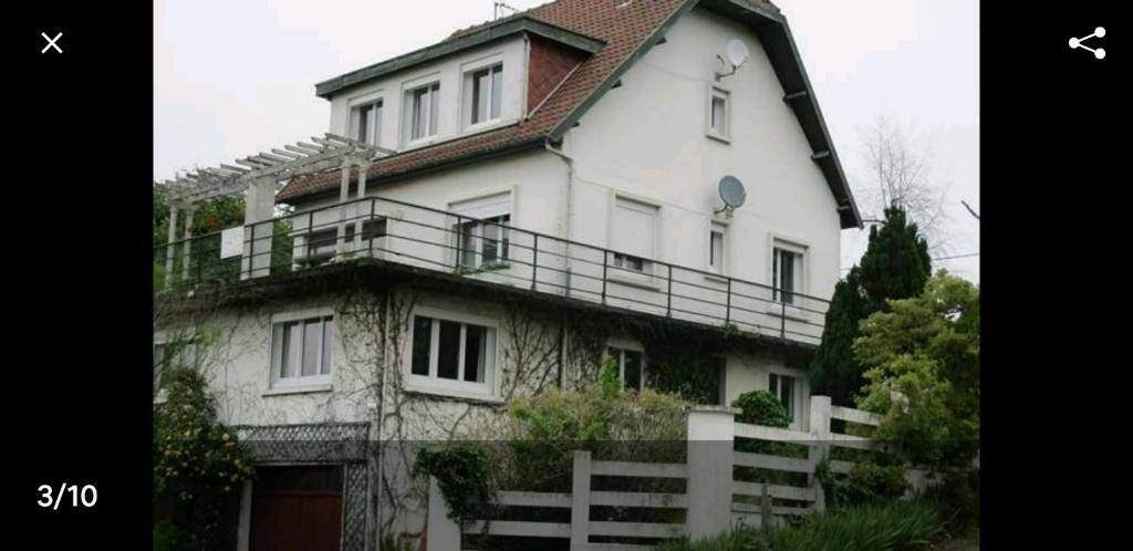 Cette grande maison blanche dispose d'un balcon. dans l'établissement Gîte Monatella, à Criel-sur-Mer