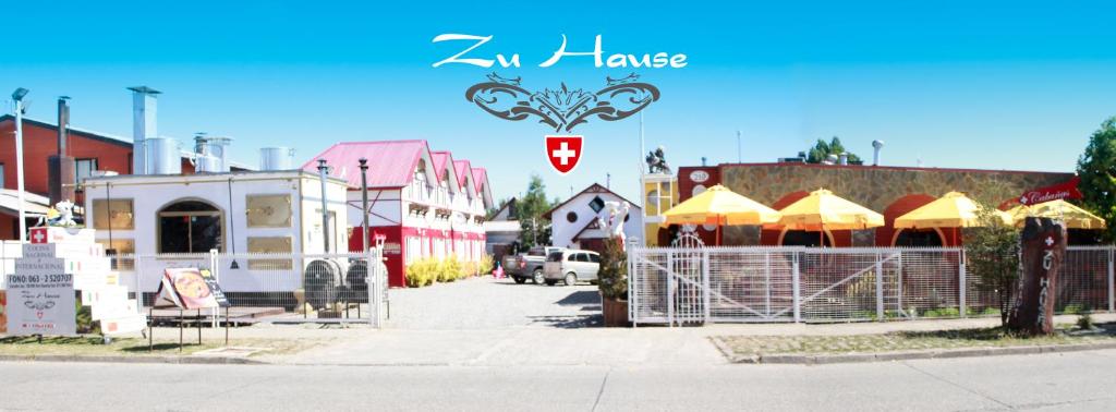 una calle con un edificio con un cartel que lee xix house en Cabañas Zu Hause, en Valdivia