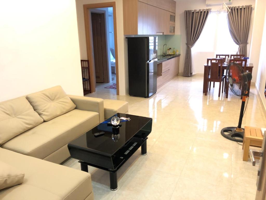 een woonkamer met een bank en een tafel bij Căn hộ nghỉ dưỡng Mường Thanh apartment in Da Nang