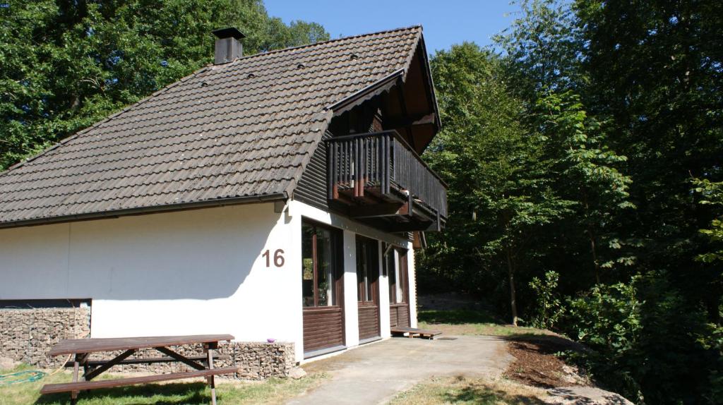 FrankenauにあるWaldeckのバルコニーとベンチ付きの小さな白い建物