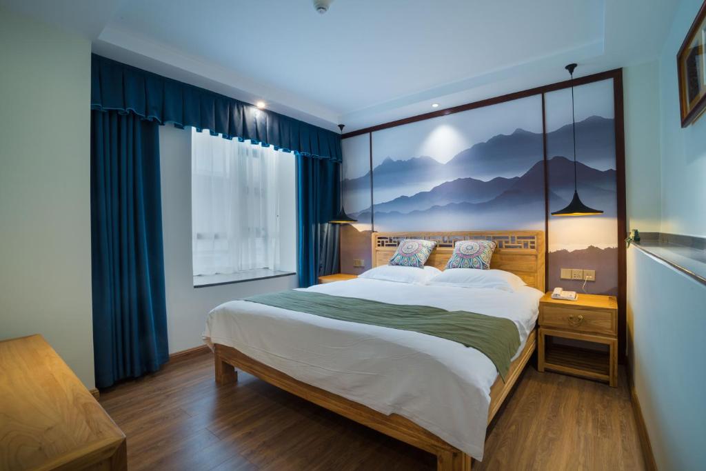 Postel nebo postele na pokoji v ubytování Riverside Inn Guilin Central