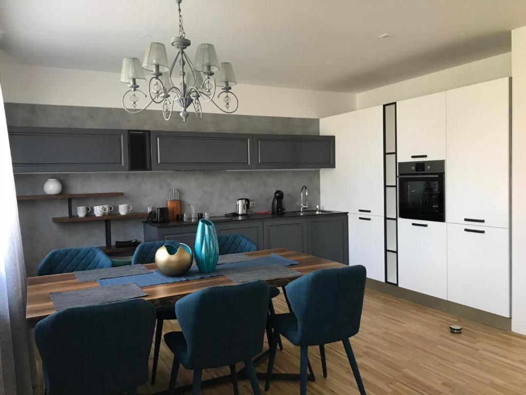 uma cozinha e sala de jantar com mesa e cadeiras em Vienna Hauptbanhof and Belvedere two bedroom apartment em Viena