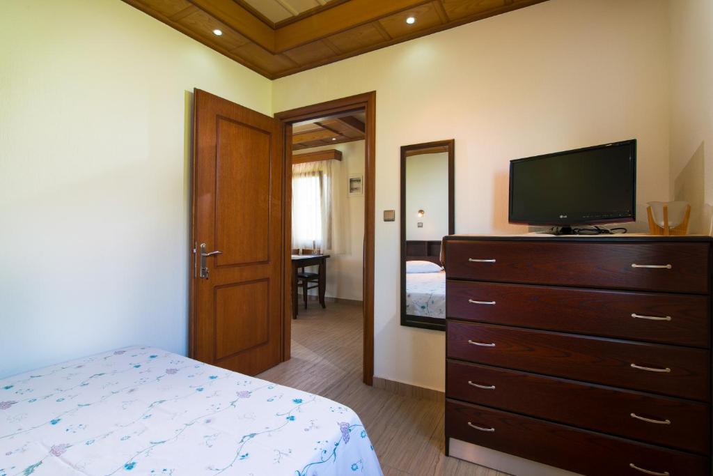 Televízia a/alebo spoločenská miestnosť v ubytovaní Semiramis Cottage