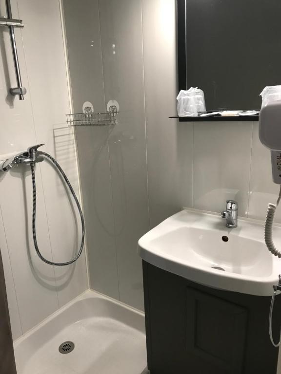 Koupelna v ubytování Hôtel le Rohu