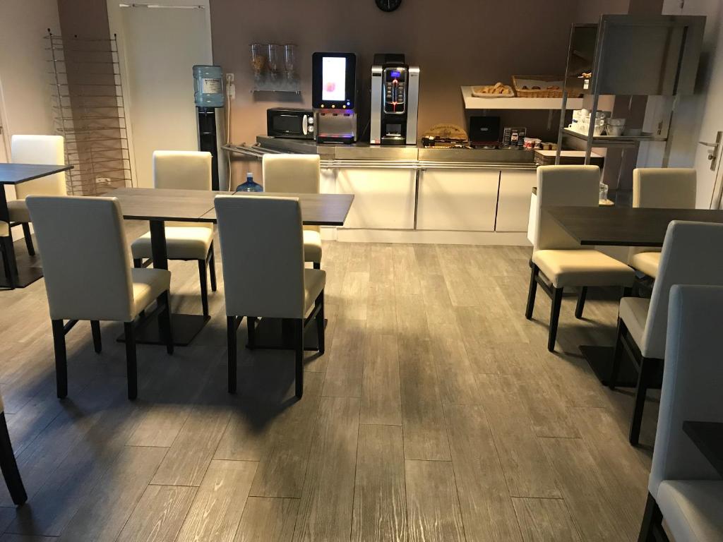 Kuchyň nebo kuchyňský kout v ubytování Hôtel le Rohu
