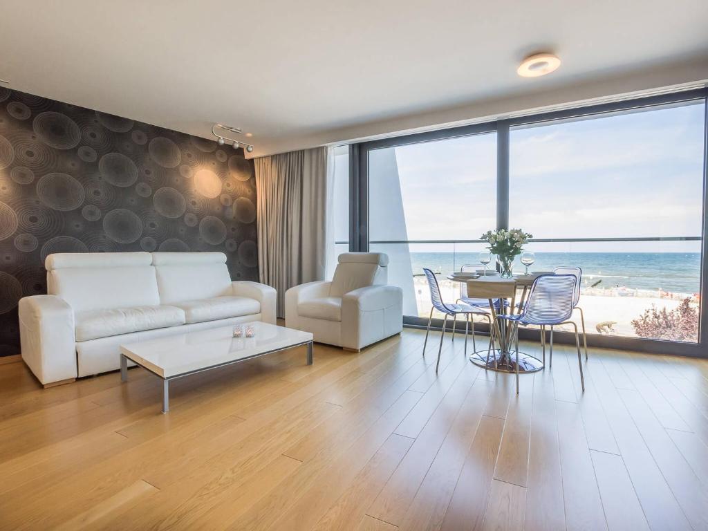- un salon avec vue sur l'océan dans l'établissement VacationClub - Marine Hotel***** Apartment 221, à Kołobrzeg