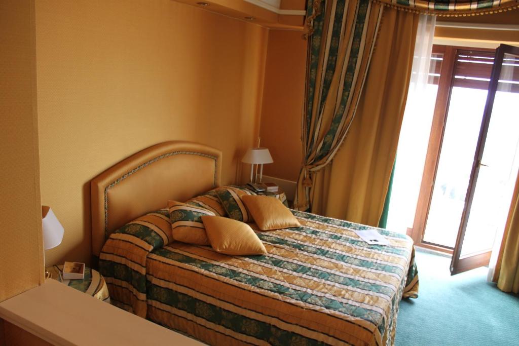 Postel nebo postele na pokoji v ubytování 501 Hotel