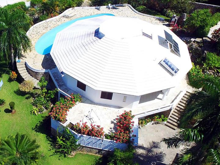 an aerial view of a house with a swimming pool at Casa Caracol Los Farallones in Cabrera