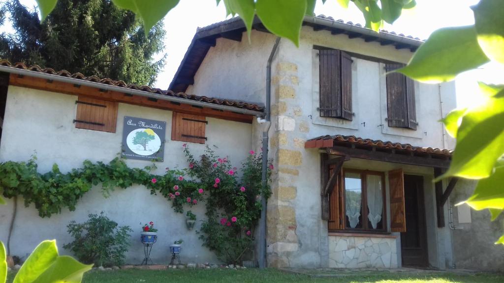 a house with flowers on the side of it at La Grange in Le Plan