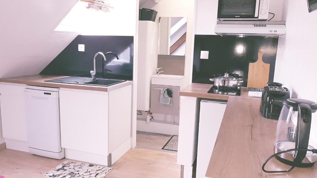 Kuchyň nebo kuchyňský kout v ubytování Appartement centre village vue mer - Relais Fleuri