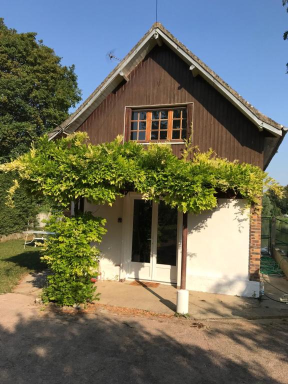 サン・ピエール・デュ・ヴォヴレにあるLa maison des pêcheursの木の家