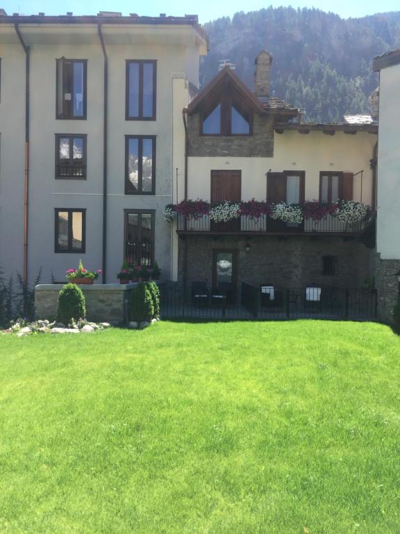 A garden outside La Boule de Neige