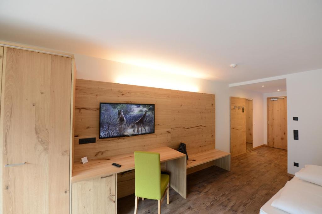 TV a/nebo společenská místnost v ubytování Naturhotel Haller