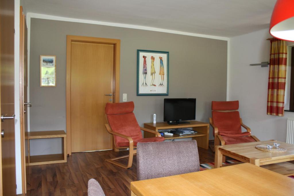 Televízia a/alebo spoločenská miestnosť v ubytovaní Appartementhaus Bergblick