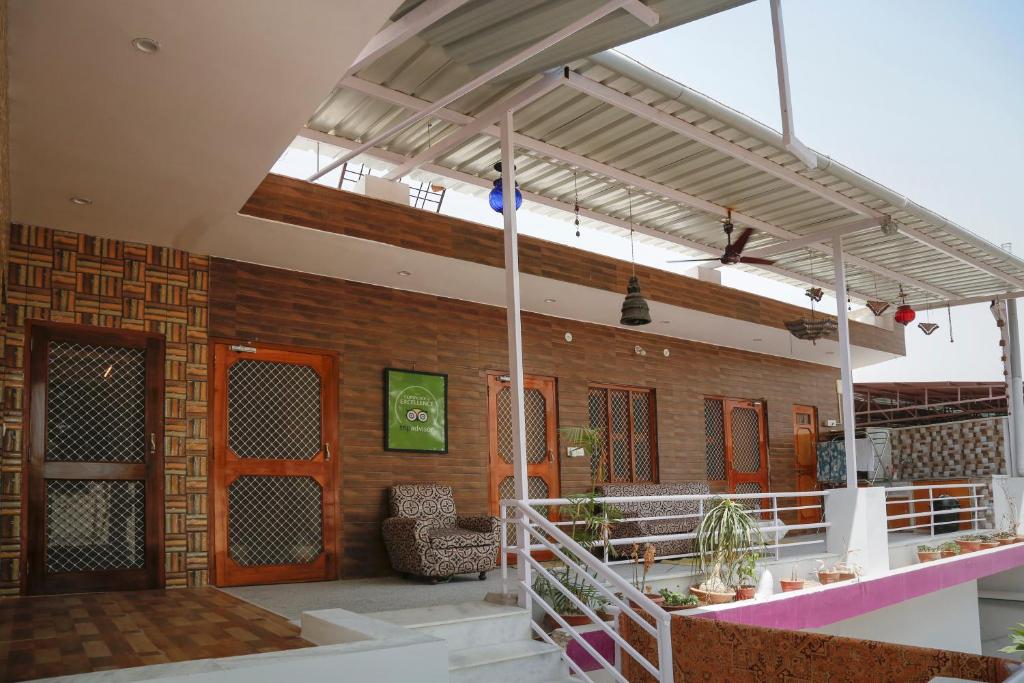 eine Terrasse eines Hauses mit Markise darauf in der Unterkunft Pushkar Cooking Art and Home Stay in Pushkar