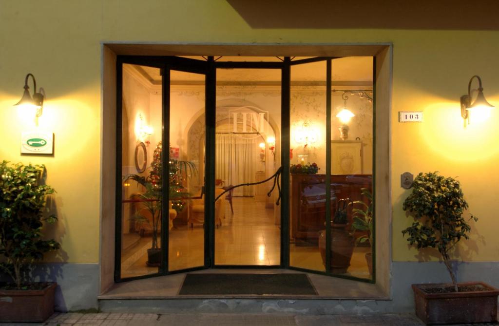 an entrance to a house with a glass door at Hotel Moderno in Pisa