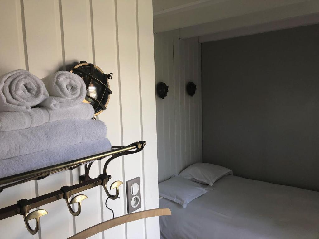 Postel nebo postele na pokoji v ubytování Le Pavillon Bleu