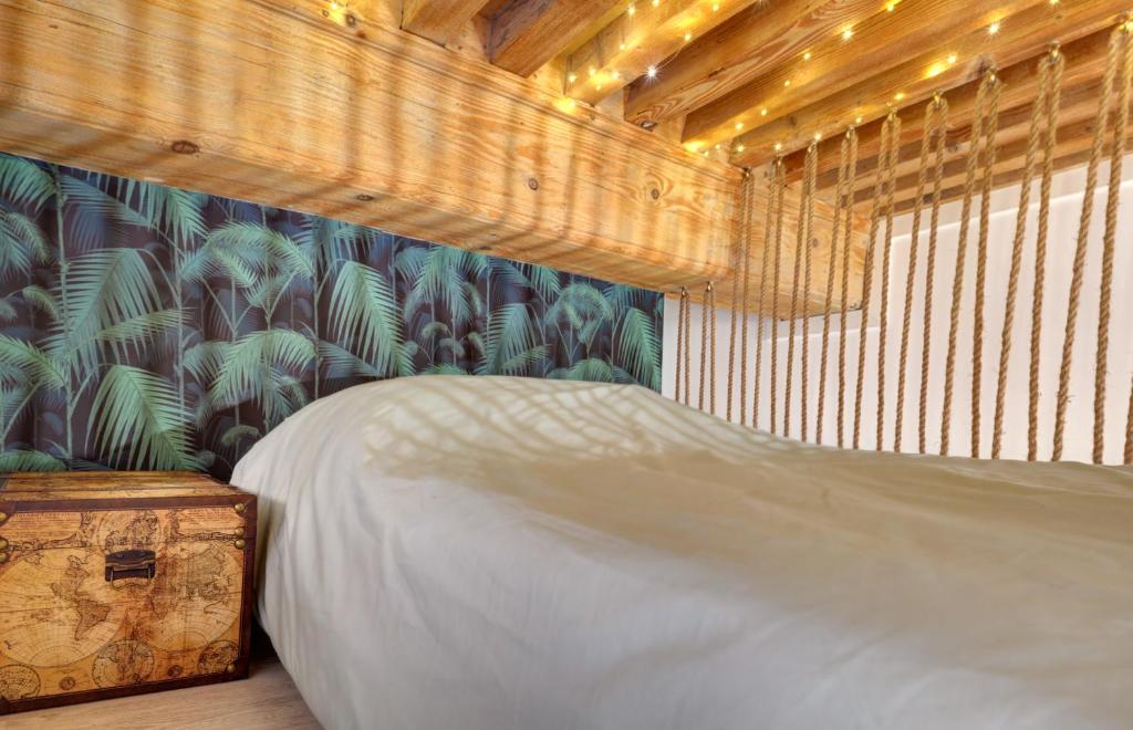 S&auml;ng eller s&auml;ngar i ett rum p&aring; La Casa Jungle Bed &amp; Spa - Pentes de la Croix Rousse