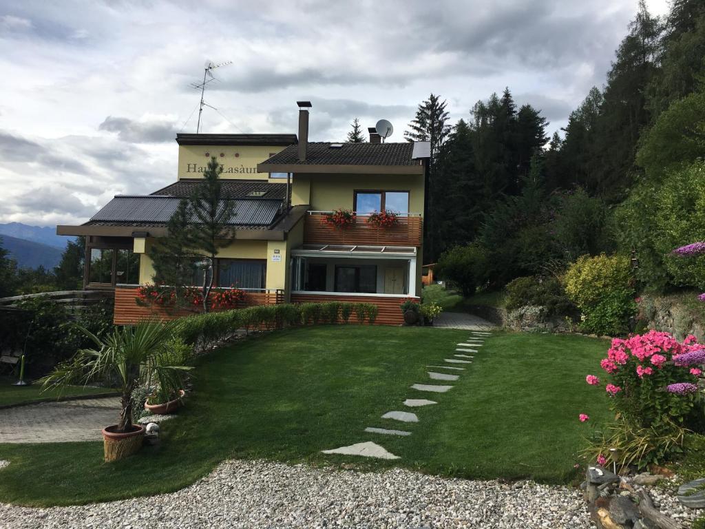 uma casa com um relvado em frente em Haus Lasaun em Bressanone