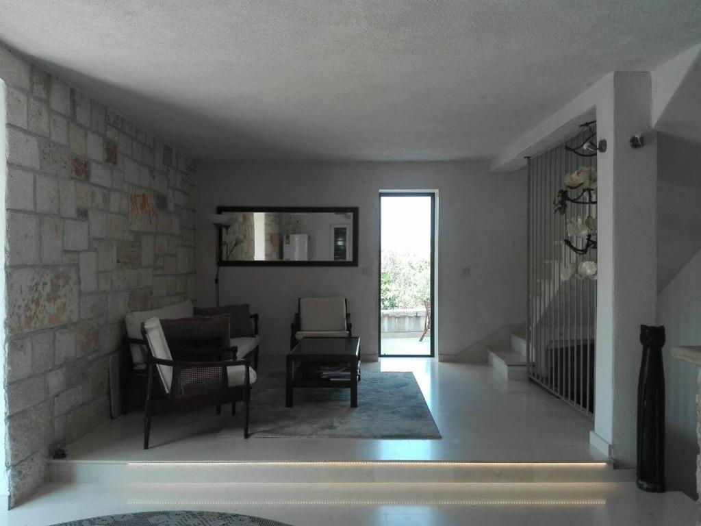 ein Wohnzimmer mit einem Tisch und Stühlen in der Unterkunft Villa Ujoli in Splitska