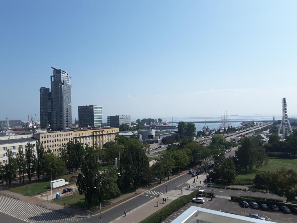 グディニャにあるSłoneczny Skwer 13の建物と通りの景色を望む