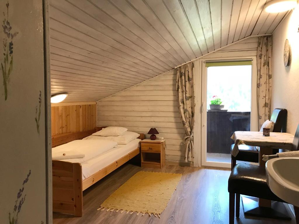 A bed or beds in a room at Panoramahaus