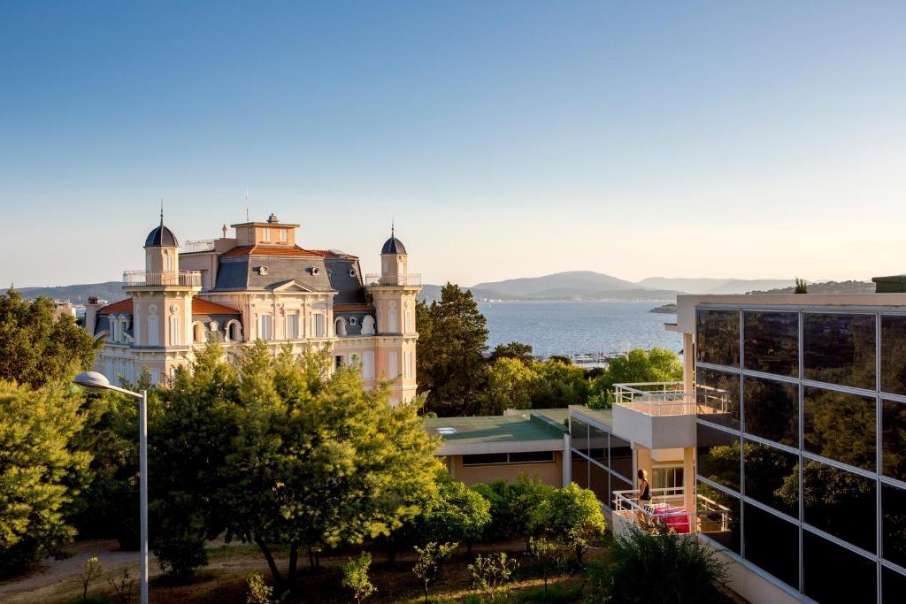 a building with a tower on top of a building at Résidence les Tourelles in Sainte-Maxime