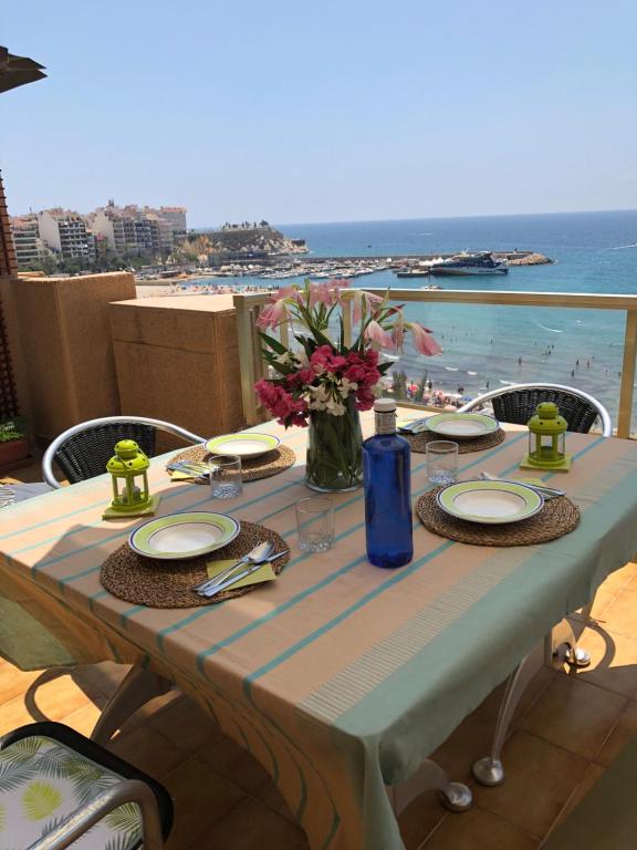 ベニドルムにあるSee The Sea - Mirando al Mar & APLUS Apartamentosのビーチを望むバルコニー(テーブル付)