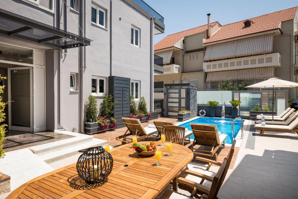 Bazén v ubytovaní Sun Ray Luxury Apartments alebo v jeho blízkosti