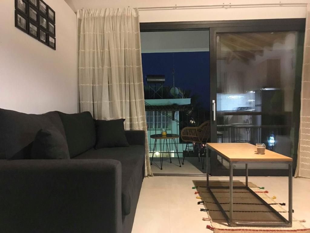 een woonkamer met een bank en een tafel bij Eleni's house in Finikounta
