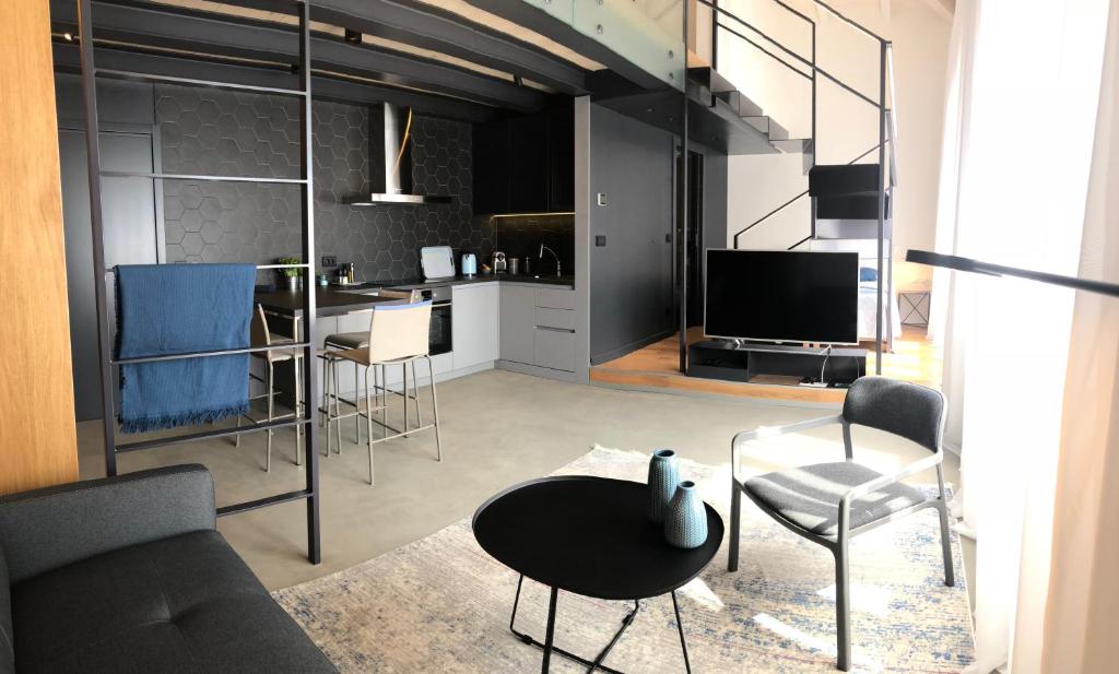 een woonkamer met een bank en een tafel bij The Bridge Casa Luxury Apartments in Zadar