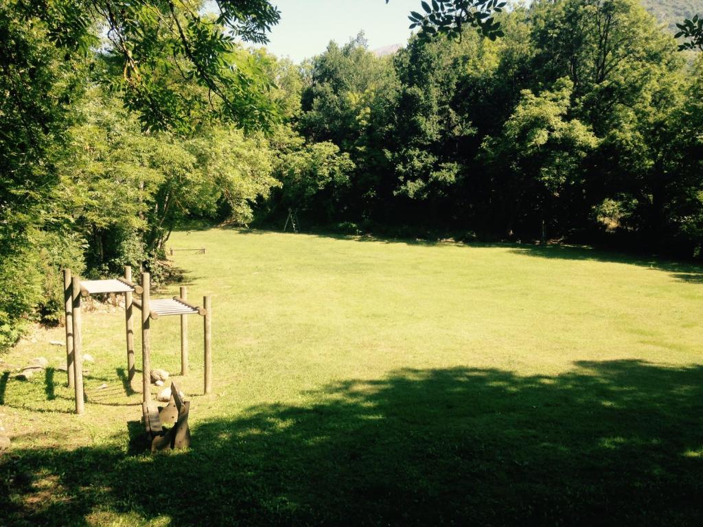 un parc avec une statue au milieu d'un champ dans l'établissement Camping Le Castella, à Luzenac