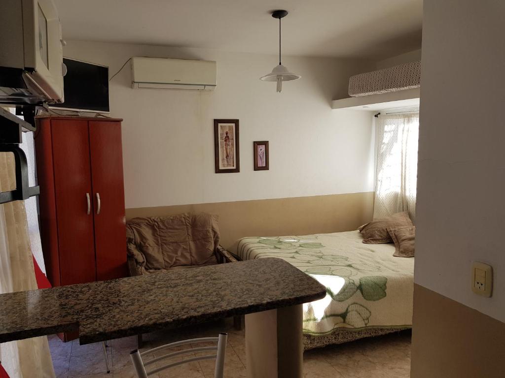Piccola camera con letto e tavolo. di Alojamiento Cba Observatorio a Córdoba