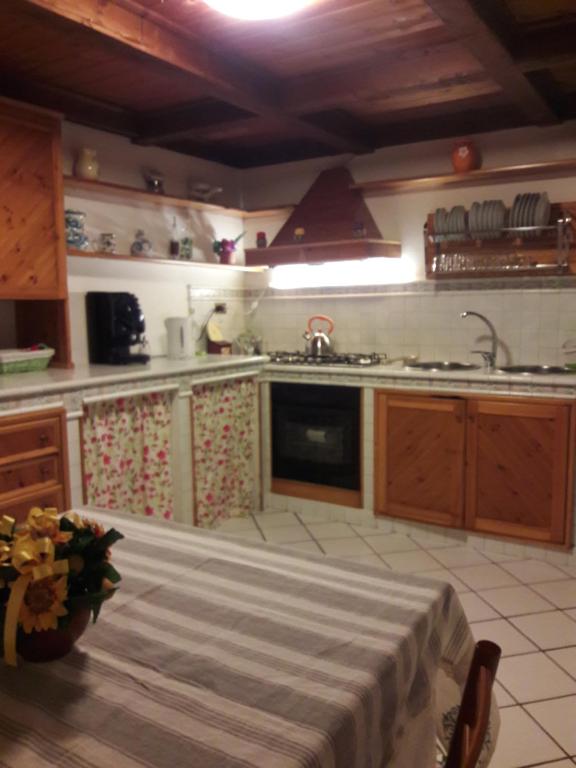 A kitchen or kitchenette at Casa de Spuches