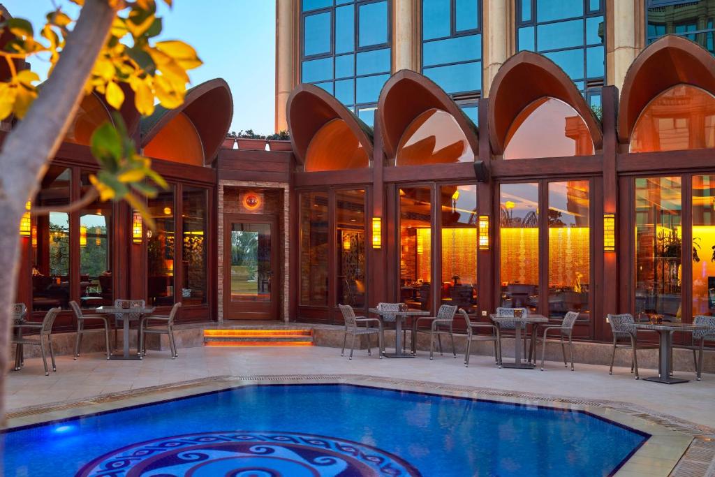 Bazen u ili blizu objekta Four Seasons Cairo At The First Residence