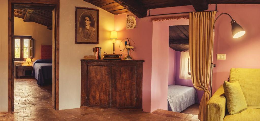een kamer met een slaapkamer met een bed en een spiegel bij Il Nibbio - Torretta del Poeta in Morano Calabro