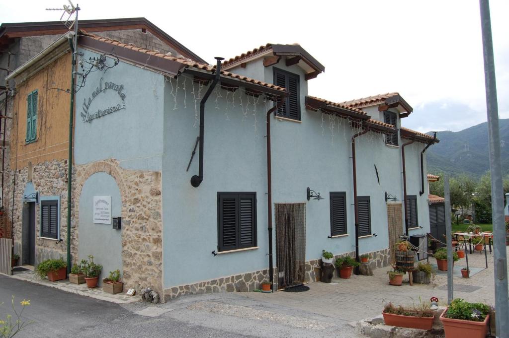 un edificio con persianas negras a un lado. en Agriturismo Alla Mal Parata, en Albenga