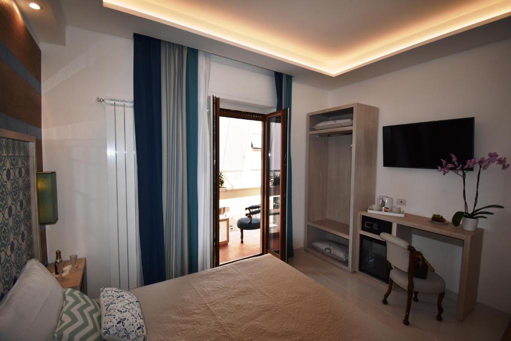 TV a/nebo společenská místnost v ubytování Melody Sorrento Suites