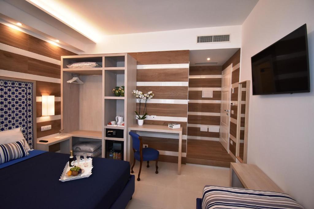 TV a/nebo společenská místnost v ubytování Melody Sorrento Suites