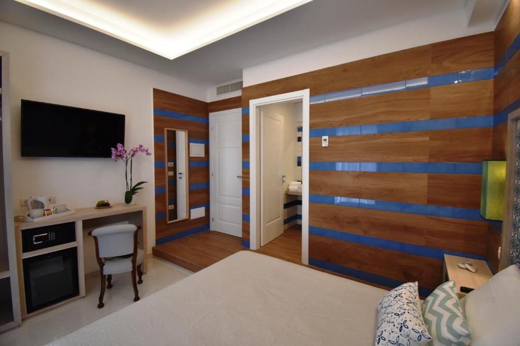TV a/nebo společenská místnost v ubytování Melody Sorrento Suites