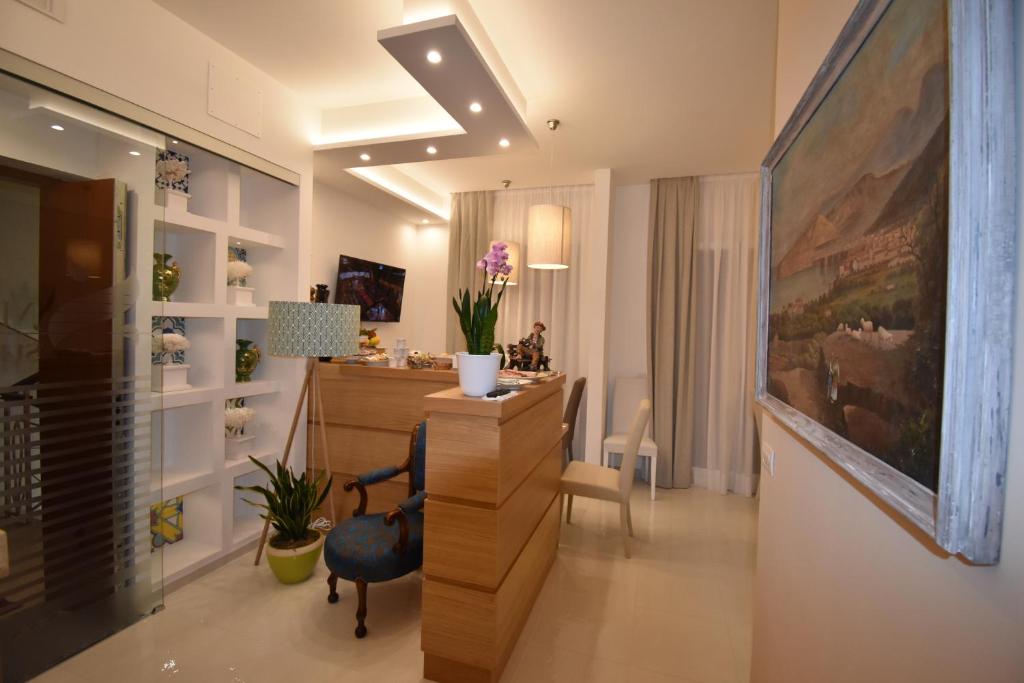 TV a/nebo společenská místnost v ubytování Melody Sorrento Suites