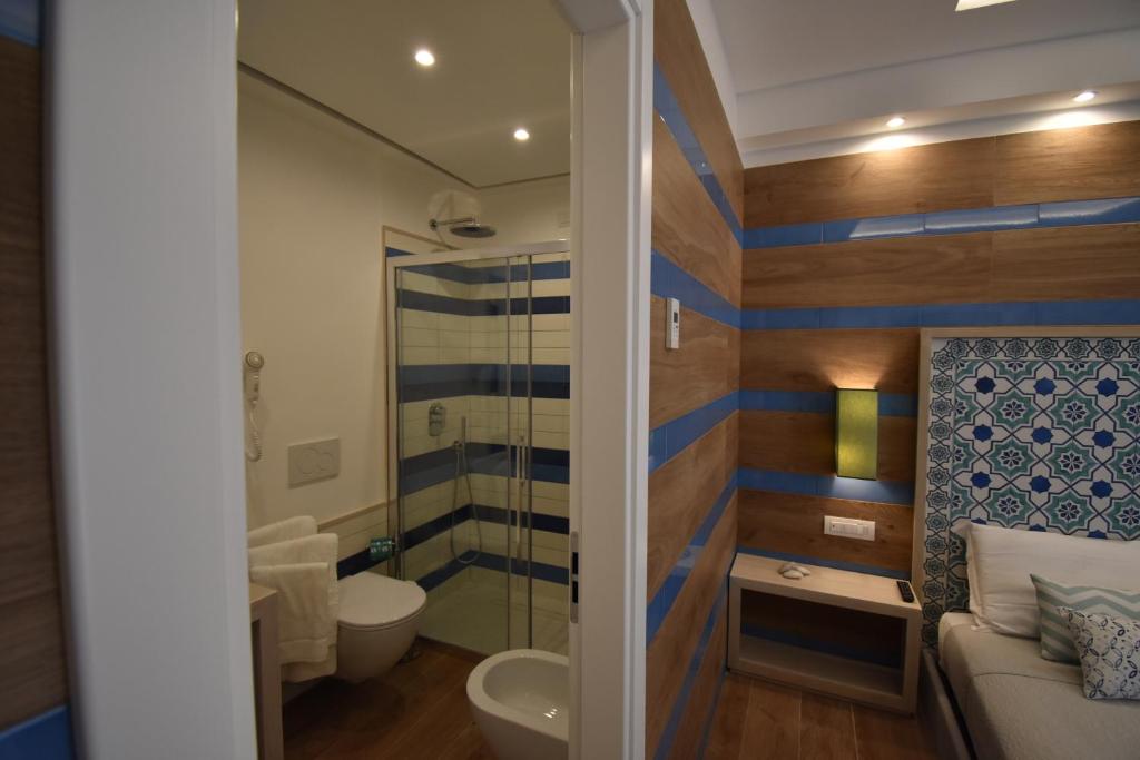 Koupelna v ubytování Melody Sorrento Suites