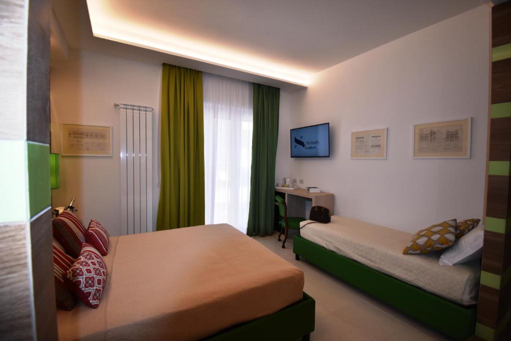 TV a/nebo společenská místnost v ubytování Melody Sorrento Suites