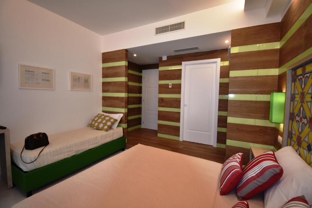 Postel nebo postele na pokoji v ubytování Melody Sorrento Suites