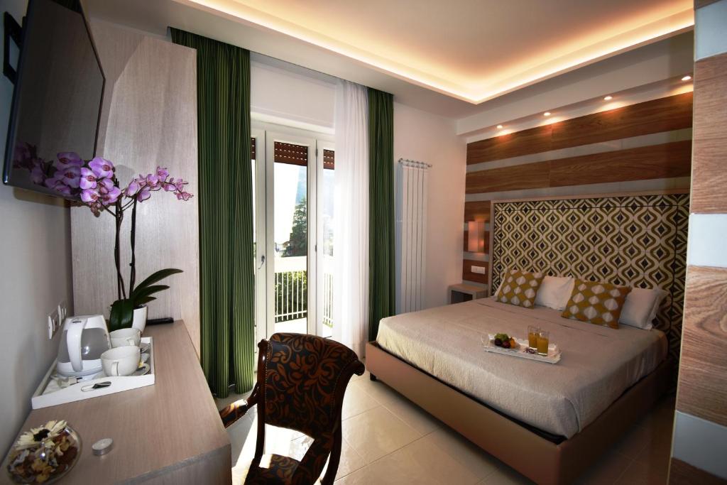 TV a/nebo společenská místnost v ubytování Melody Sorrento Suites